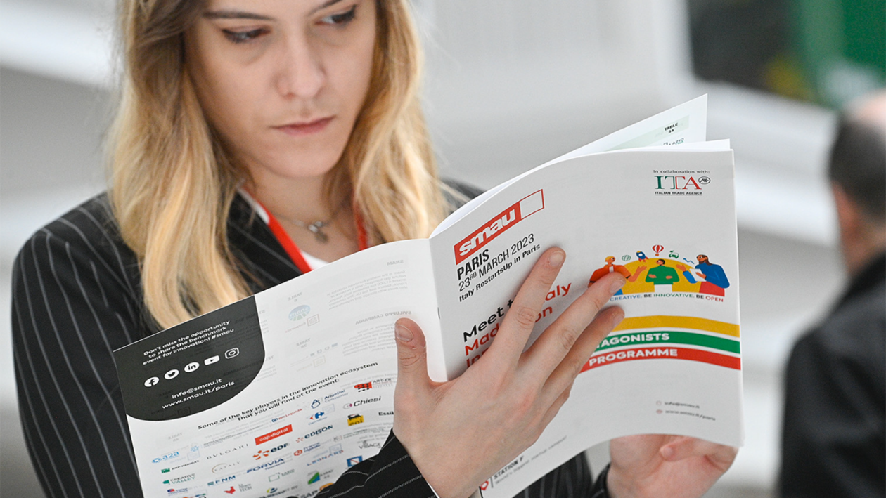 Une photo événementielle dynamique capturant l’ambiance vibrante d’un événement professionnel. Cette image permet d'illustrer des événements tels que des conférences, des séminaires, des soirées d’entreprise ou des lancements de produit, mettant en avant l’organisation soignée et le professionnalisme de l’événement. Parfaite pour enrichir vos contenus liés à l’événementiel et valoriser vos services ou événements corporate.