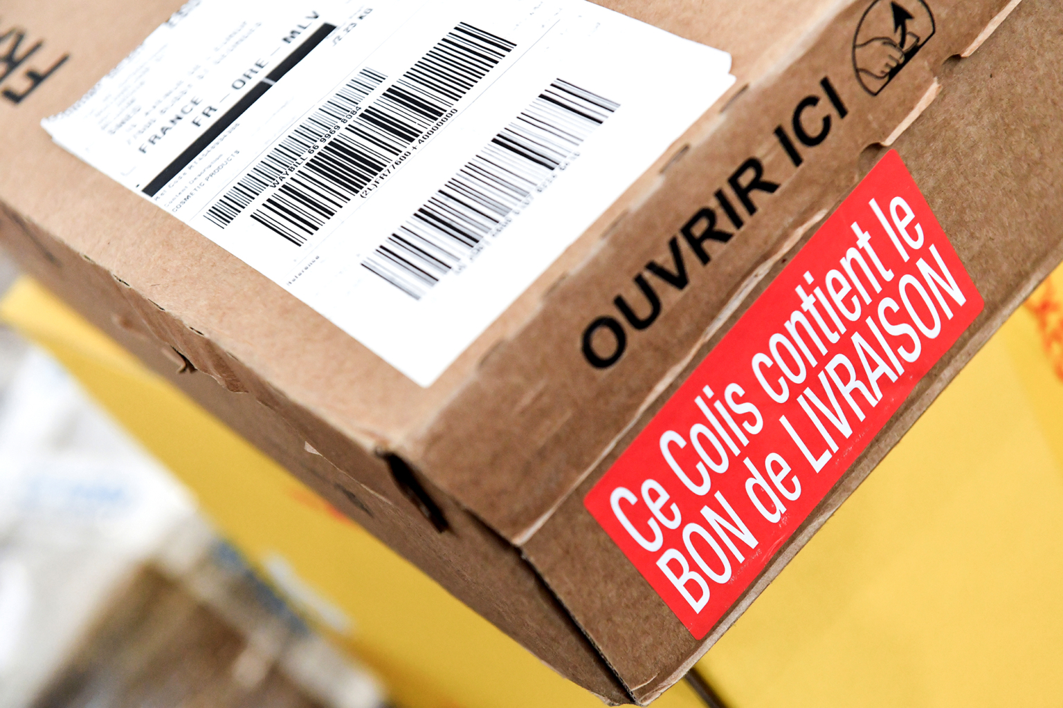 image de reportage sur la gestion des colis en centre de tri