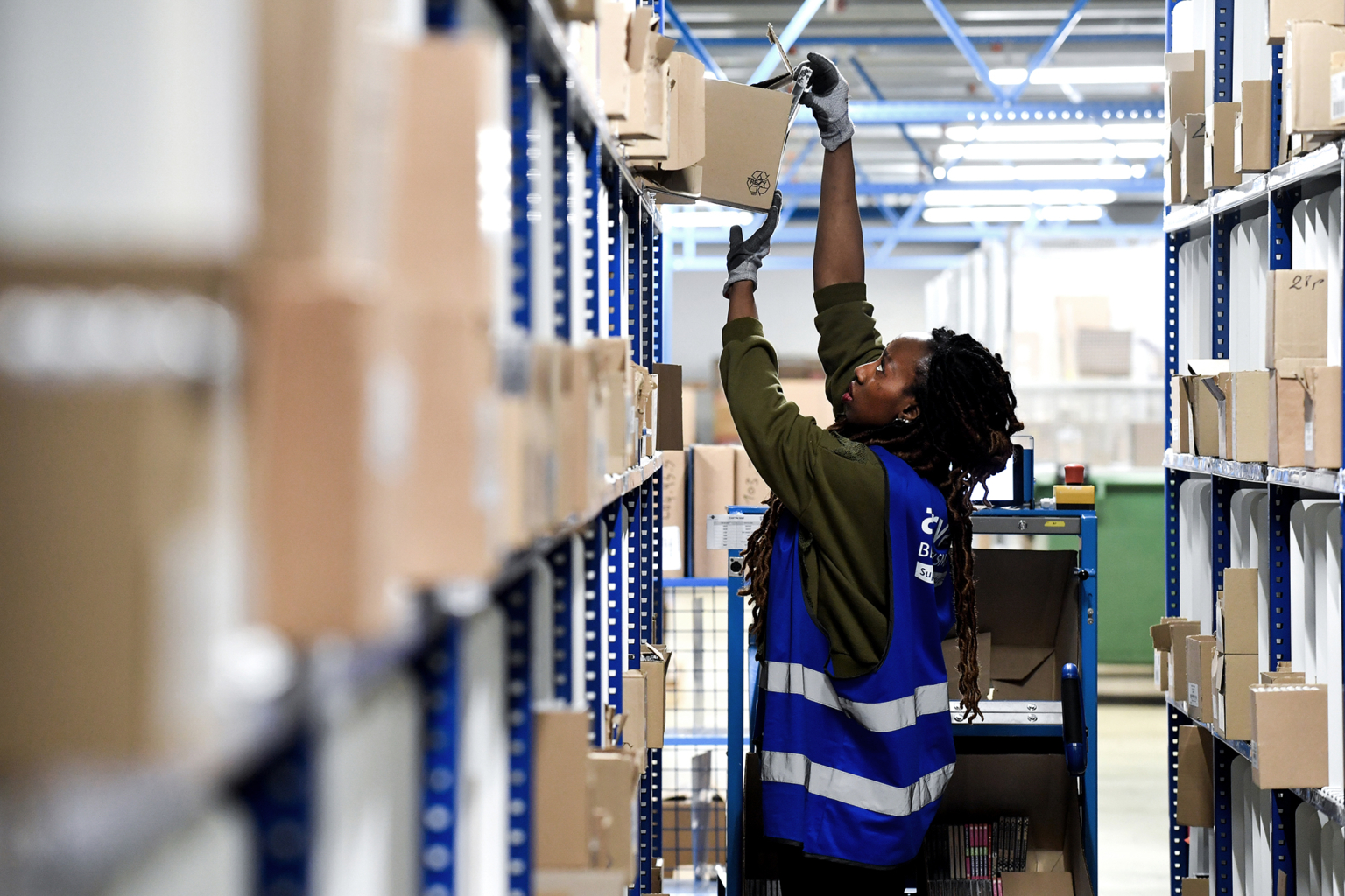 image de reportage sur l'opération de picking dans l'industrie de la logistique