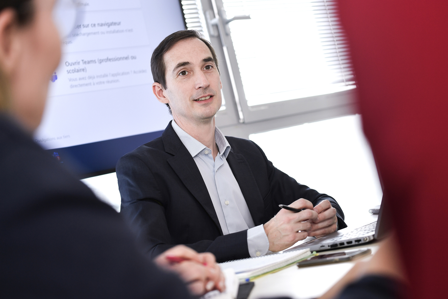 Portrait institutionnel du directeur en réunion