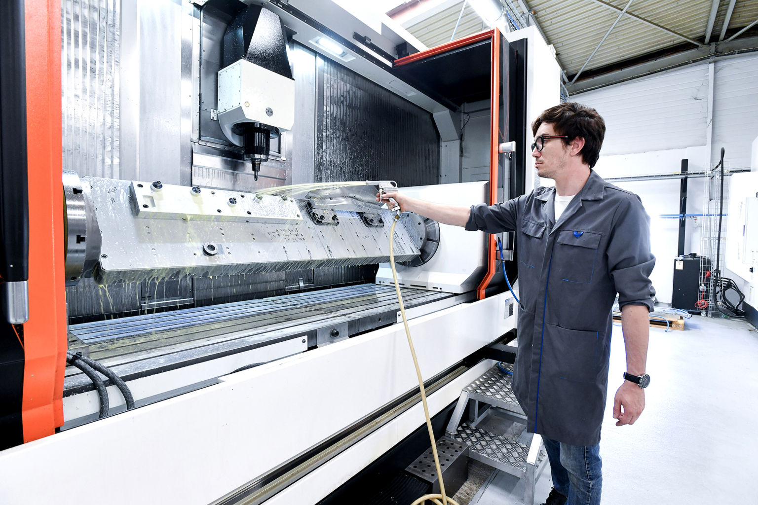 Reportage sur les opérations de production de pièces pour l'industrie