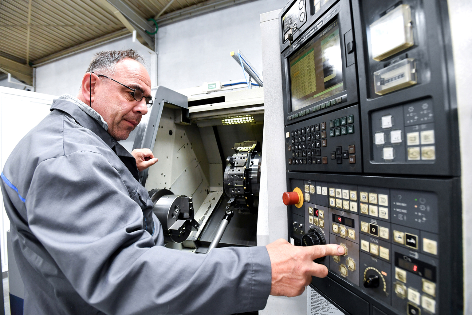 Image d'un opérateur sur une machine outils