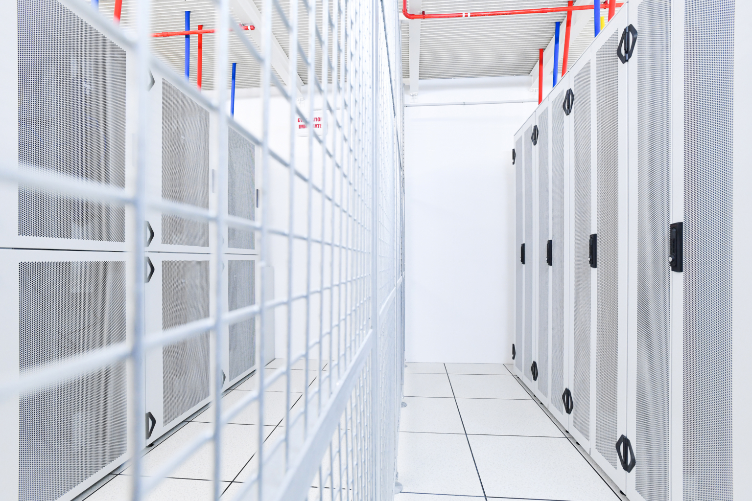 Photo des racks d'un serveur informatique