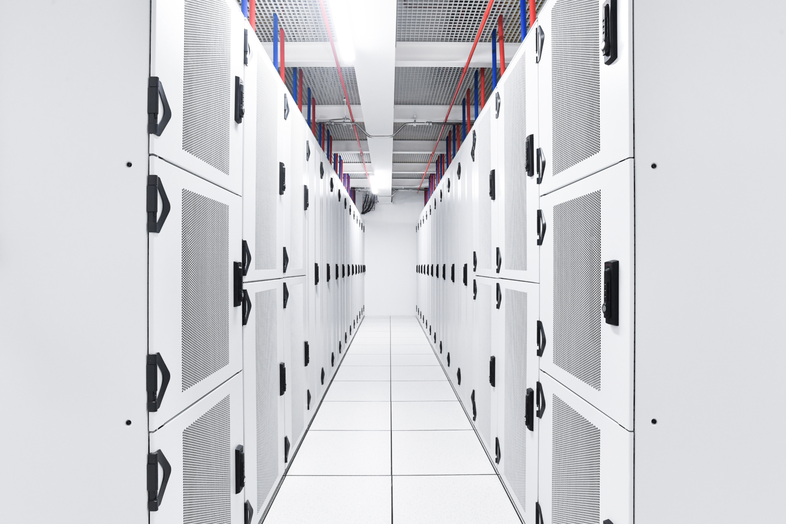 Photo des baies serveurs d'un data center