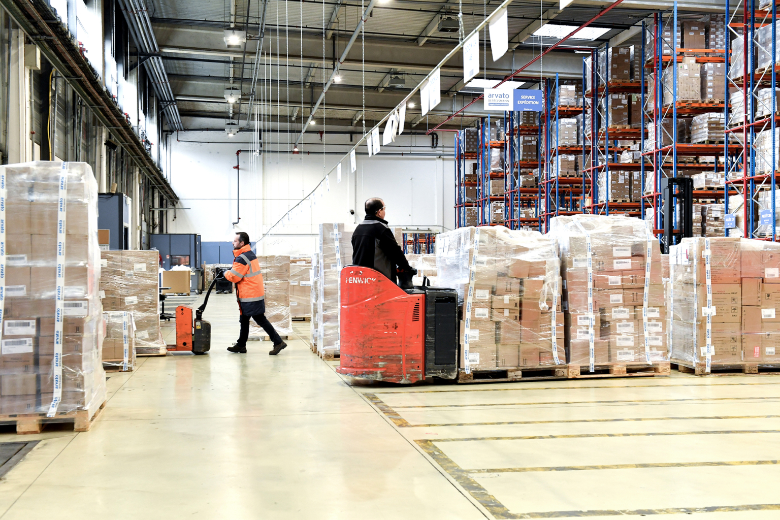 Photo corporate sur la gestion et la manutention dans un entrepôt