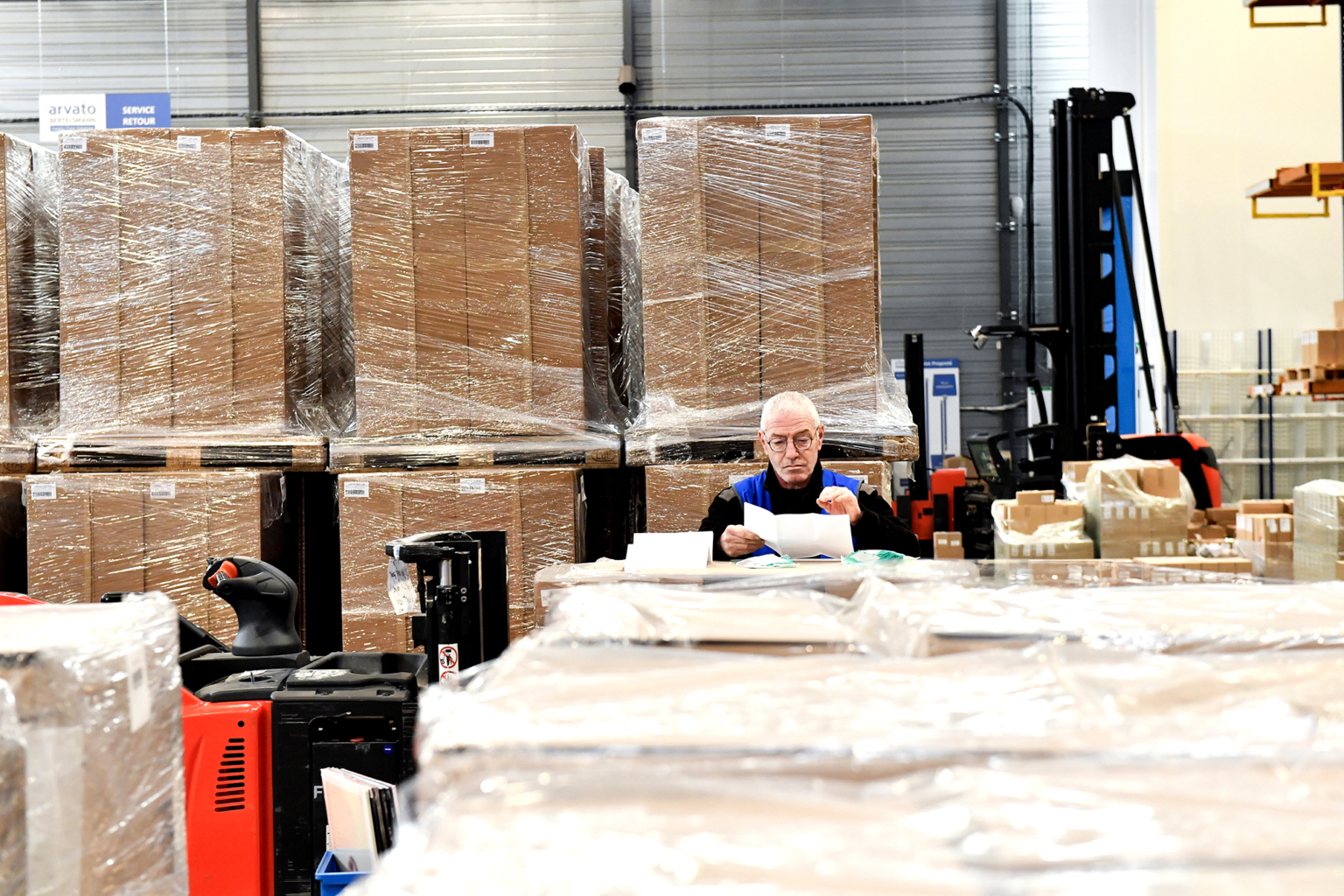 Photo d'un opérateur dans l'univers de la logistique