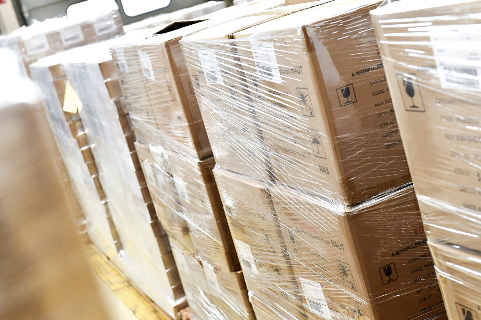 Photo de la zone de stockage d'un entrepôt de logistique