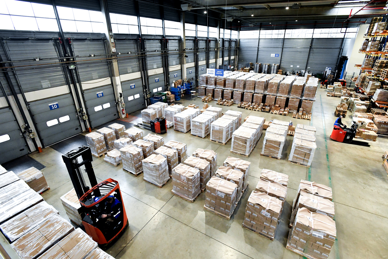 Photographe dans un entrepôt de logistique