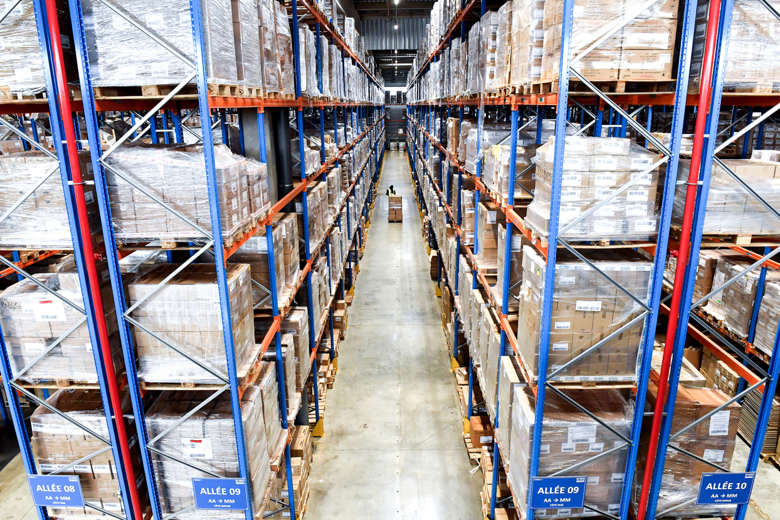 Photographe dans un centre de logistique