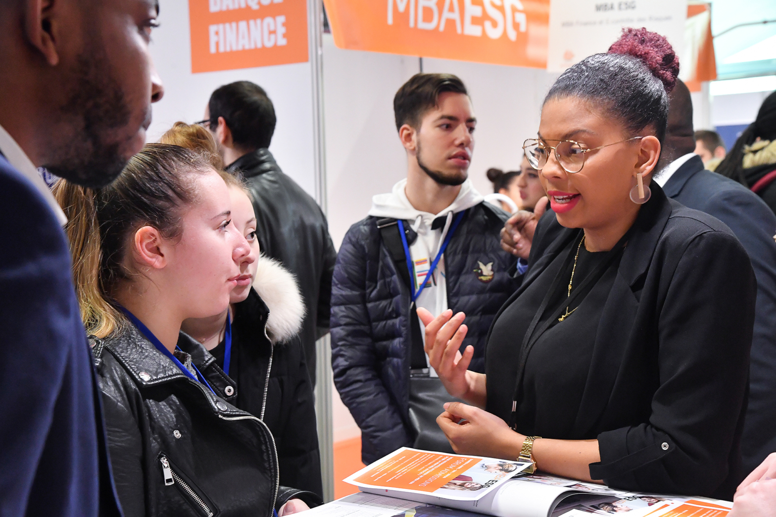 Photo représentant un échange entre des étudiants et une formatrice