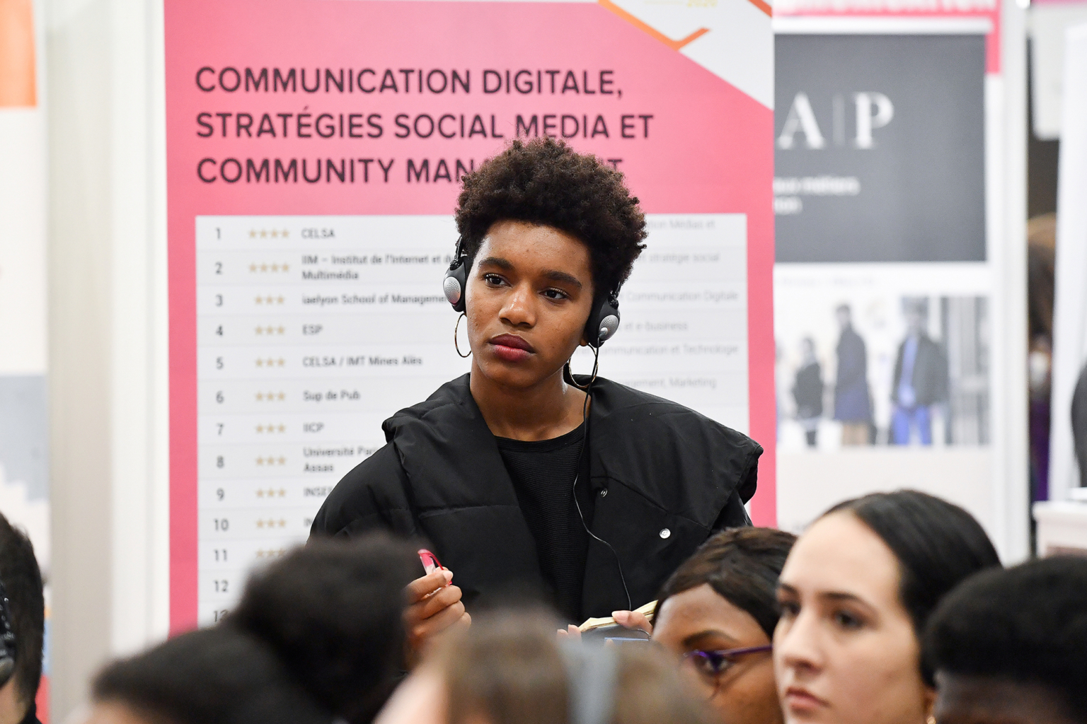 Photo d’une étudiante participant à un salon sur la formation en communication digitale