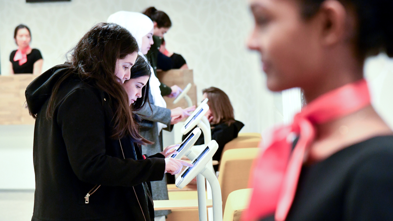 Photo des bornes d’enregistrement au salon de l’éducation