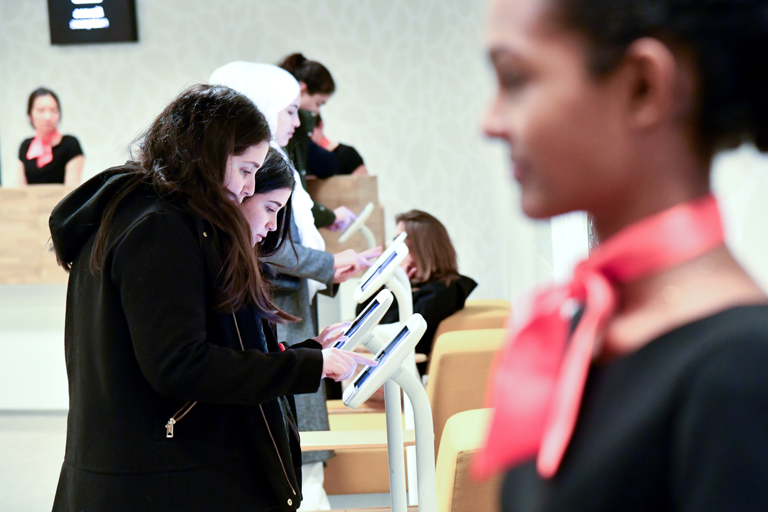 Photo des bornes d’enregistrement au salon de l’éducation