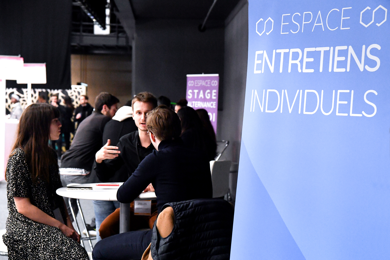 Photo illustrant les entretiens individuels réalisés pendant le salon de la formation supérieure