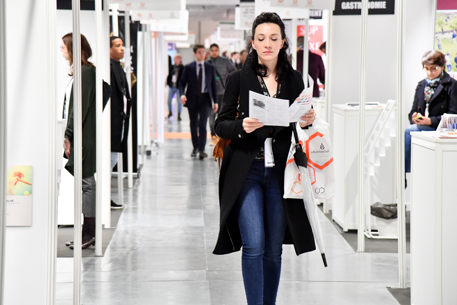 Photo d’une jeune étudiante dans les allées du salon de l’éducation