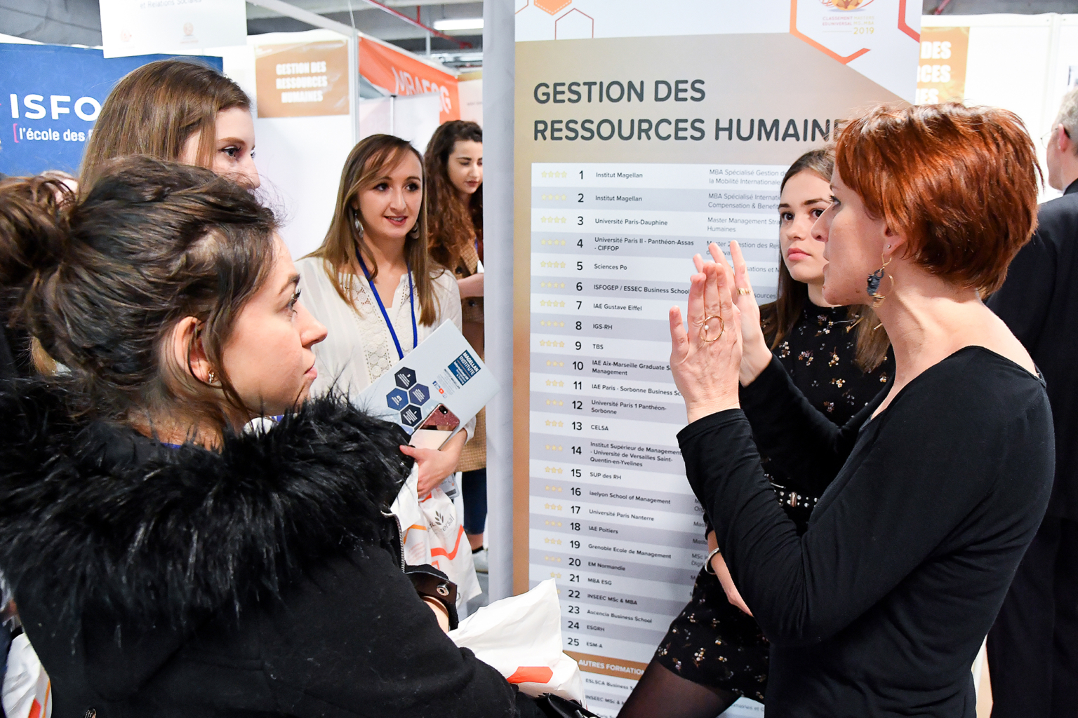 Photo d’un échanges entre une responsable de formation et des étudiantes