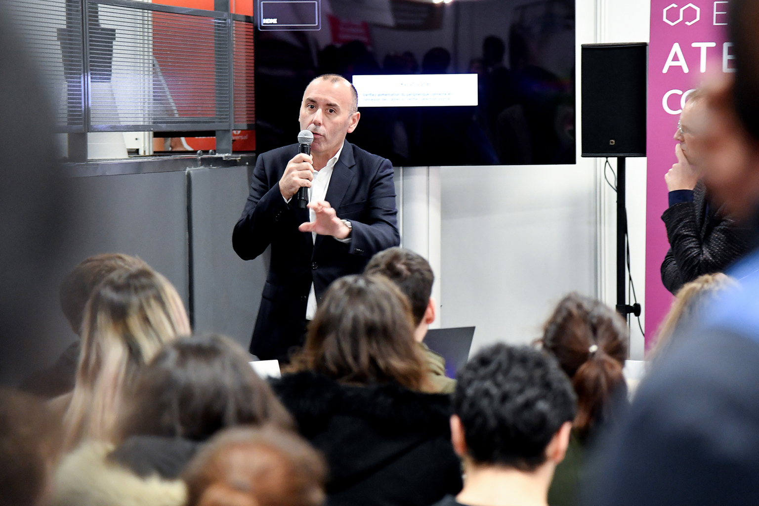 Photo d’une conférence s’adressant aux étudiants