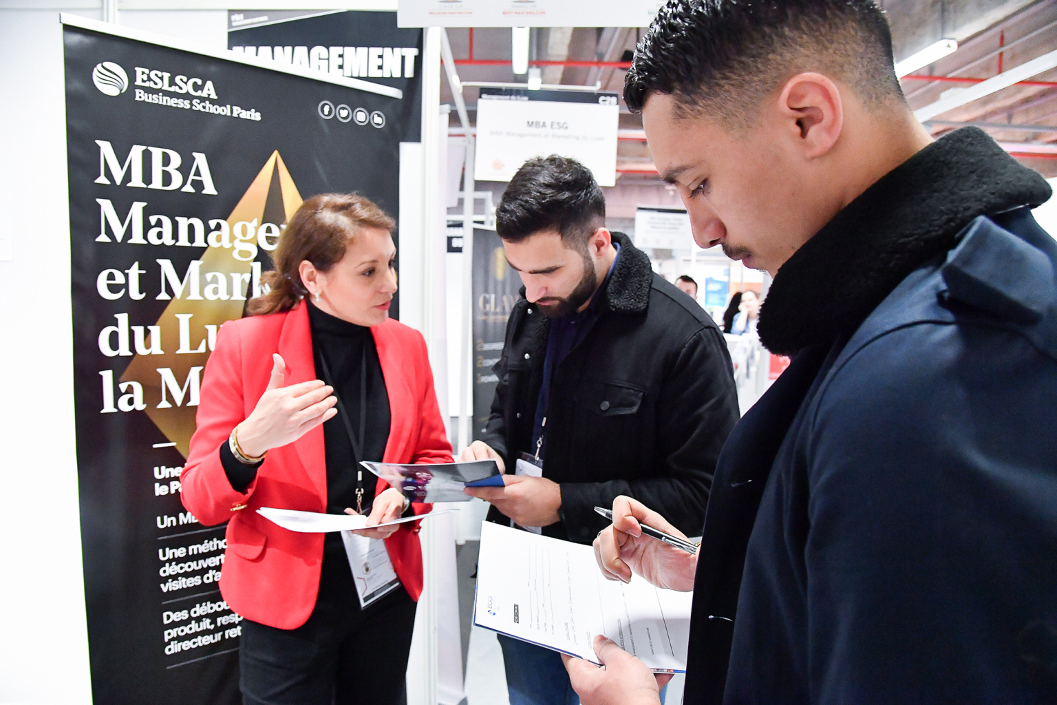 Photo d’étudiants en recherche d’un MBA lors d’un salon professionnel