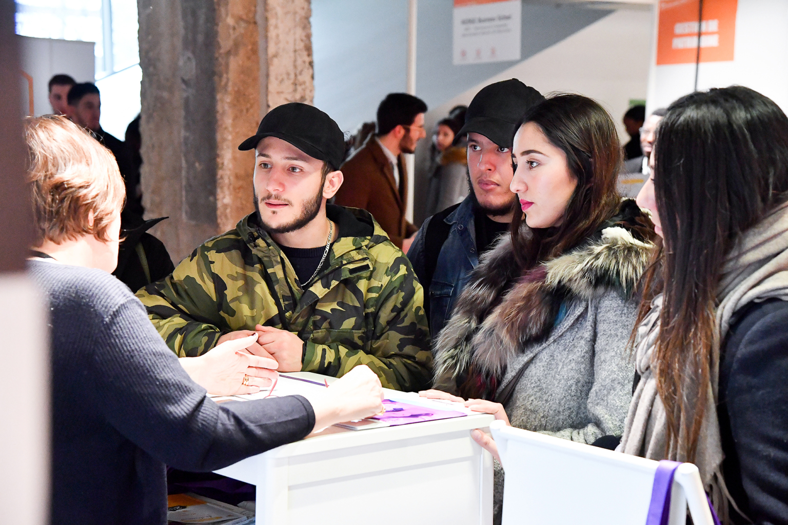 Photo des échanges entre étudiants et responsables pédagogiques