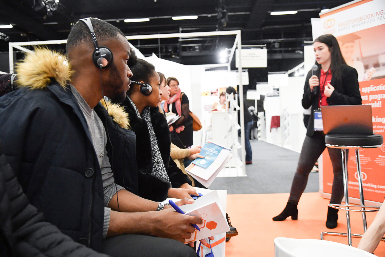 Photo d’une conférence pendant un salon de l’éducation