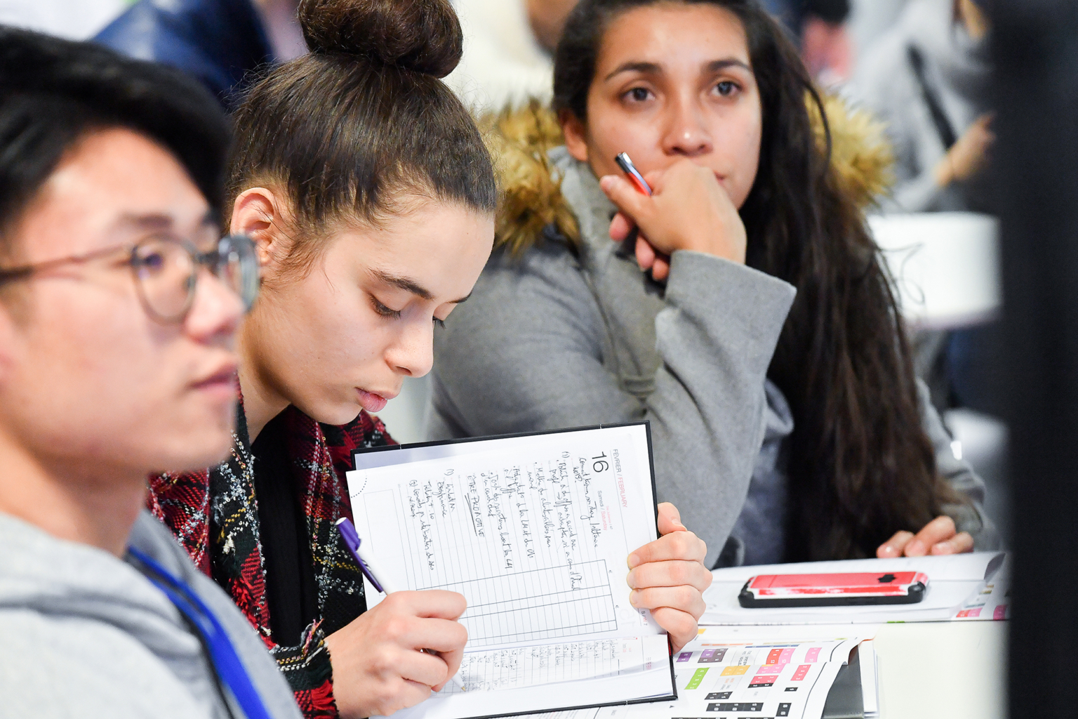 Photo d’étudiants participants à un salon de l’enseignement