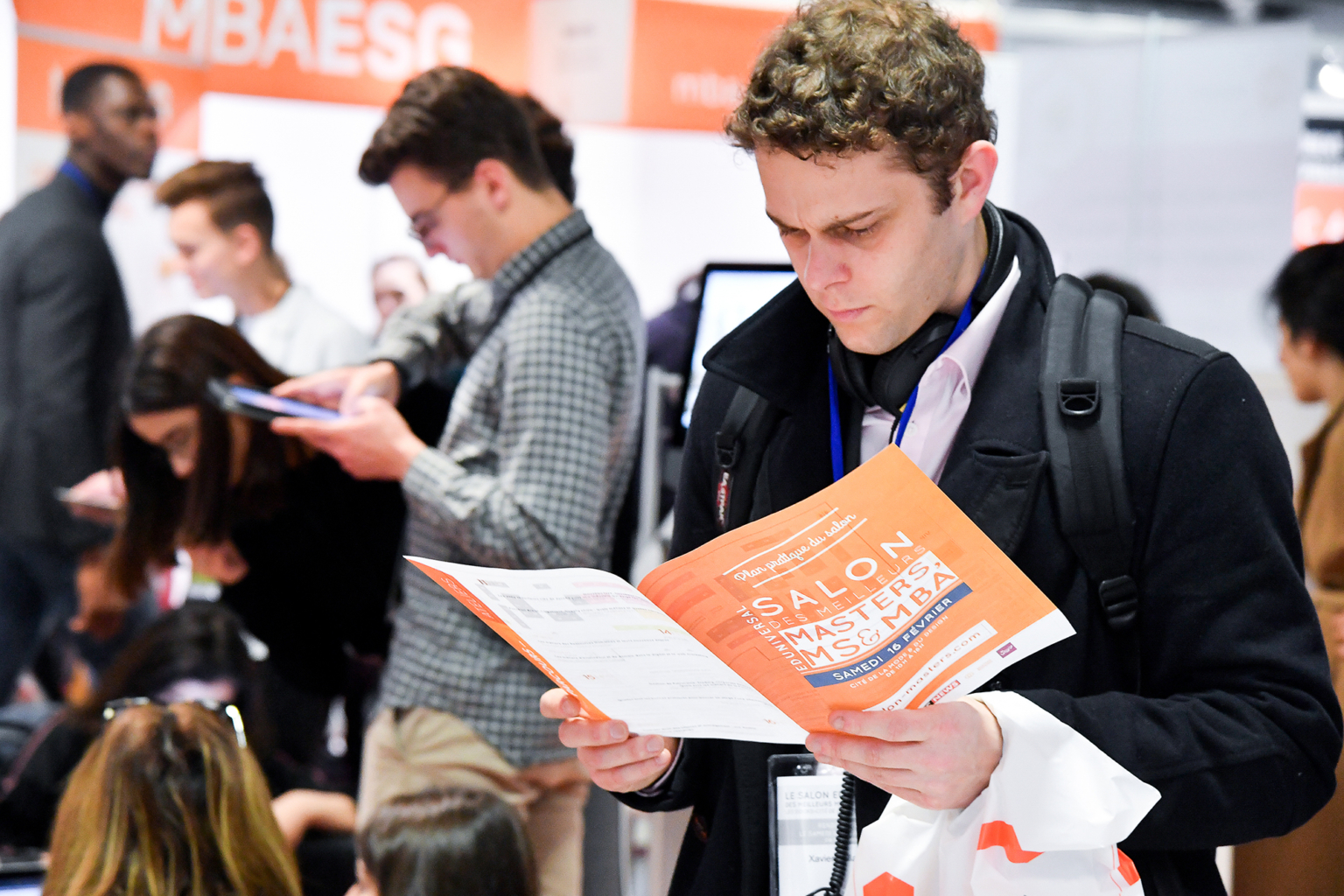 Photo d’un étudiant lors du déroulement d’un salon pour les étudiants