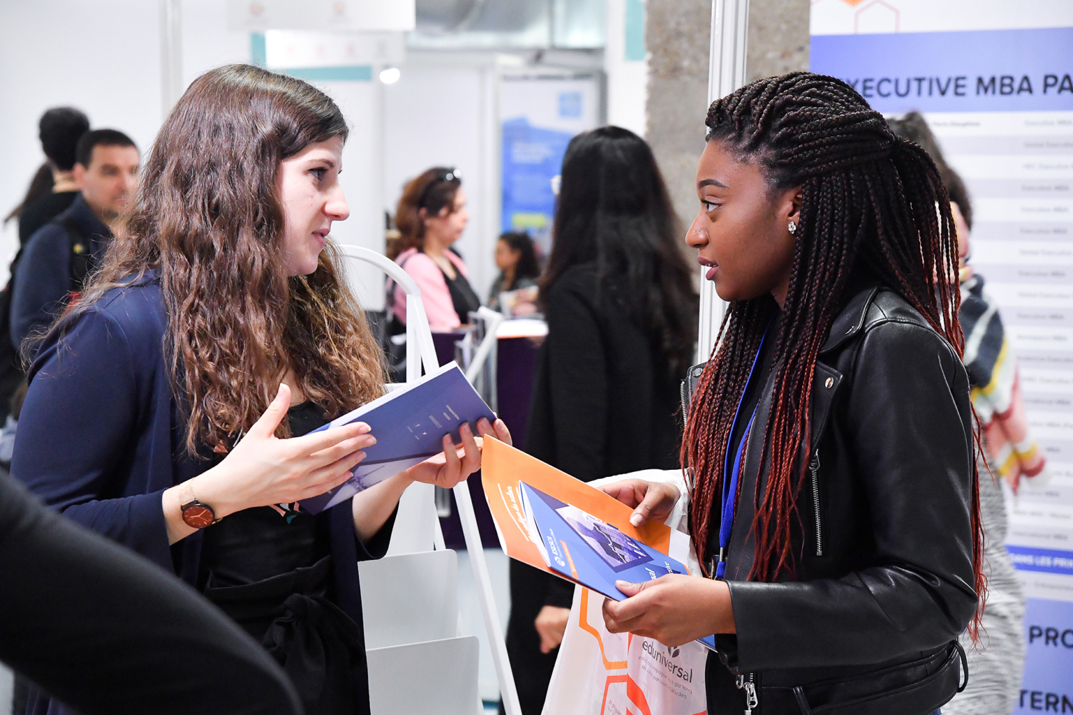 Photo de deux étudiantes lors d’un salon d’enseignement supérieur