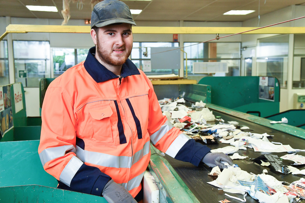 Portrait d'un employé sur son poste de travail