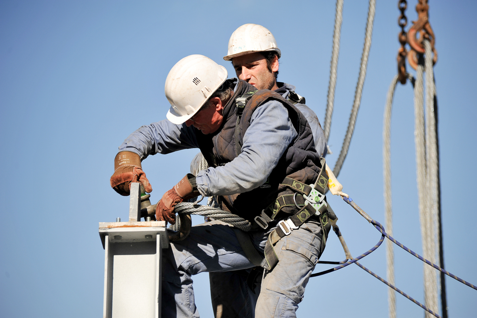 Photo de deux techniciens sur un chantier BTP
