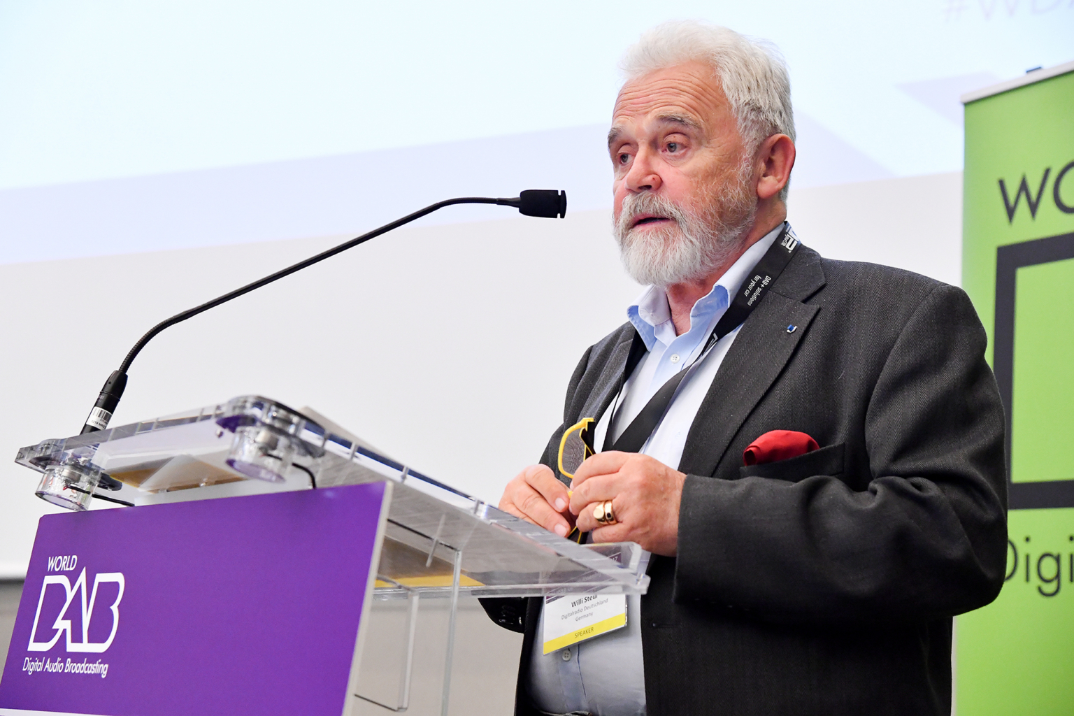 Photo d’un intervenant faisant un discours