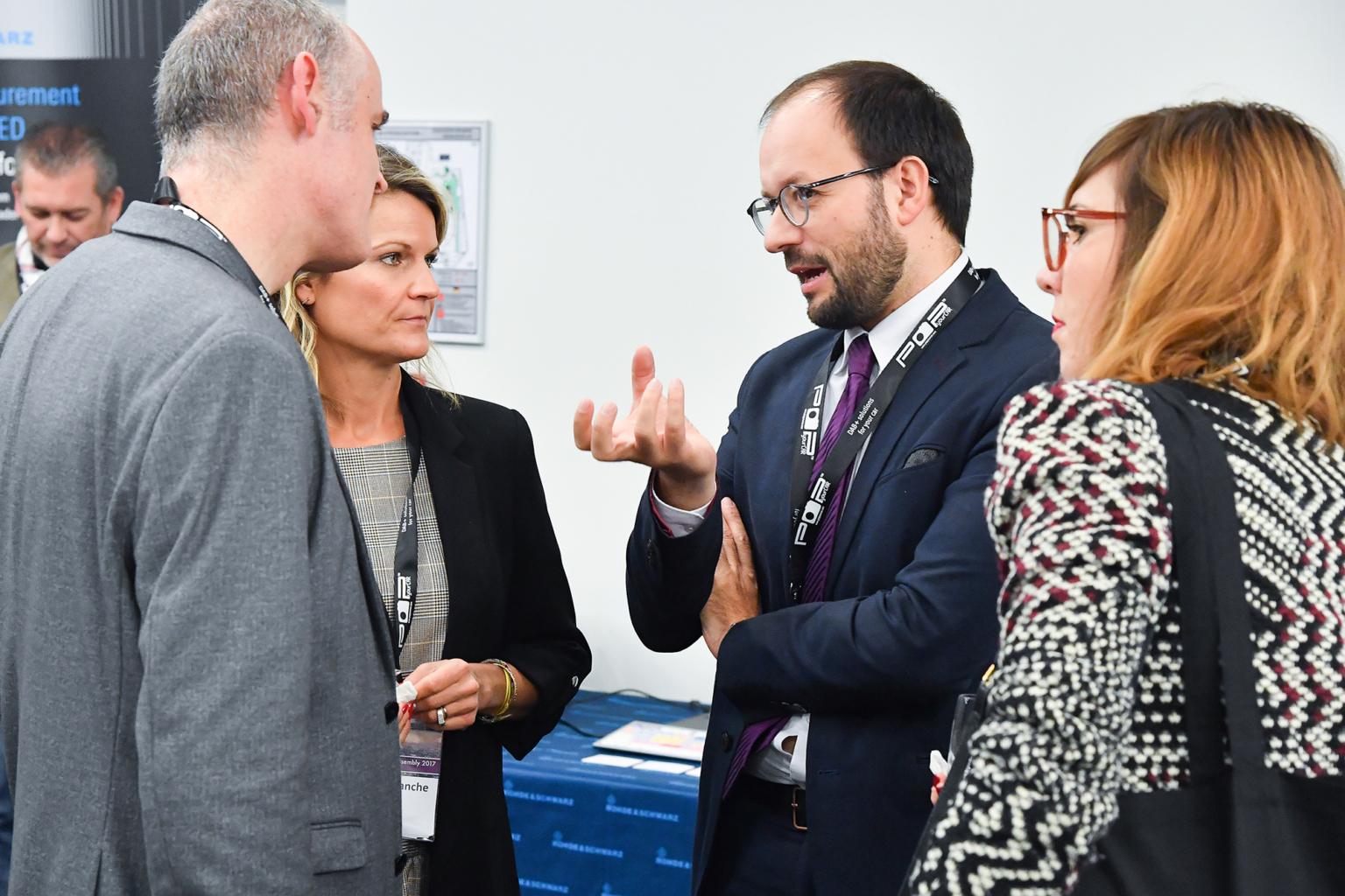 Reportage photo décrivant les échanges entre participants d’une assemblée générale