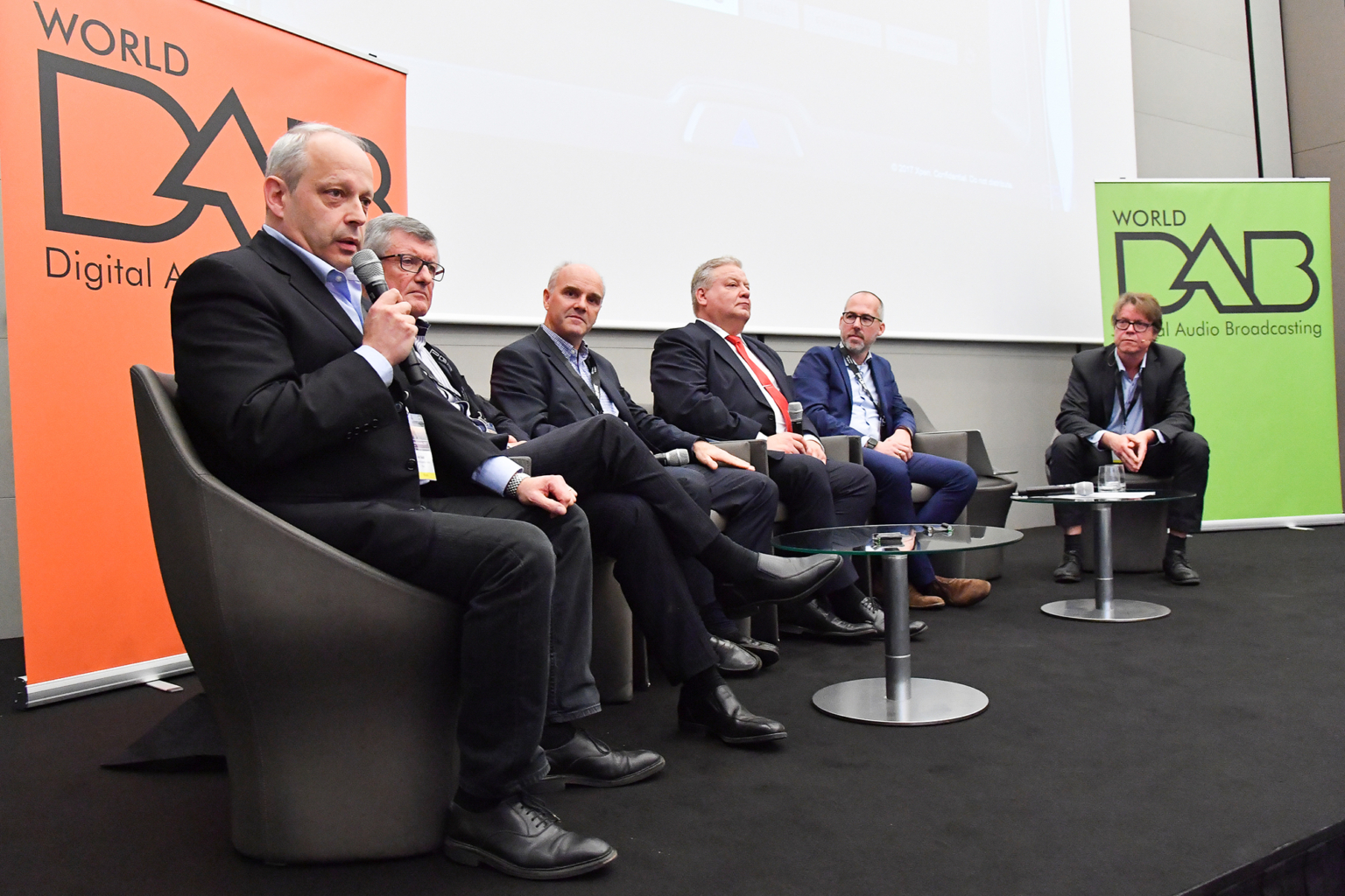 Table ronde pendant le déroulement d’une table ronde