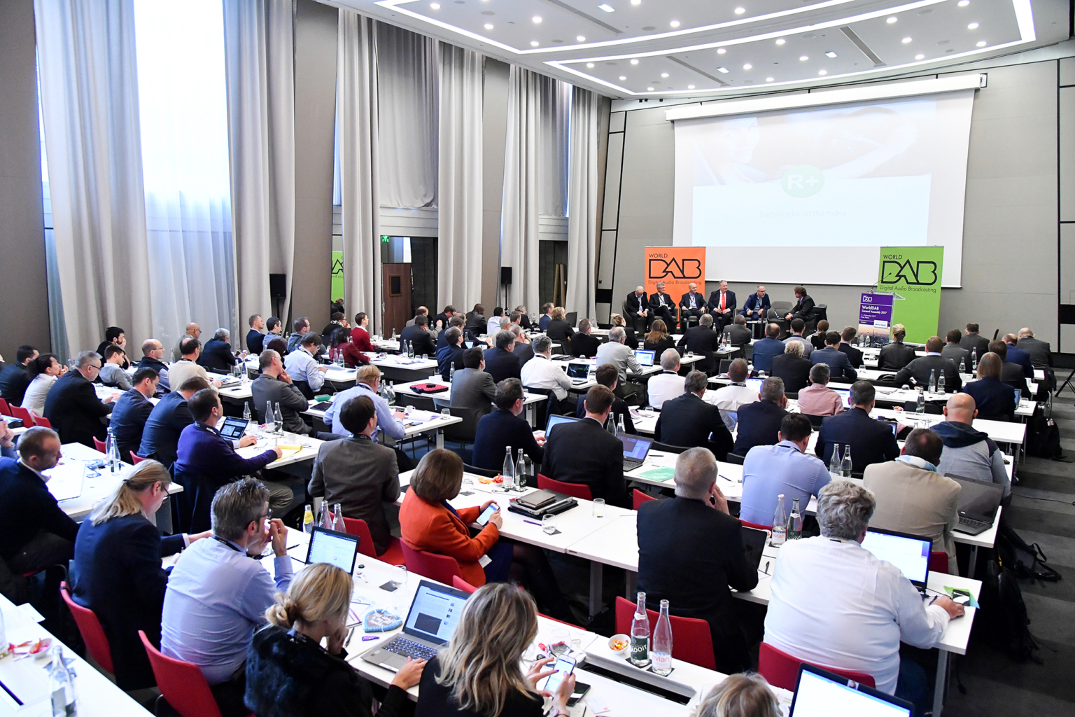 Photo d’une salle avec les participants d’une rencontre professionnelle