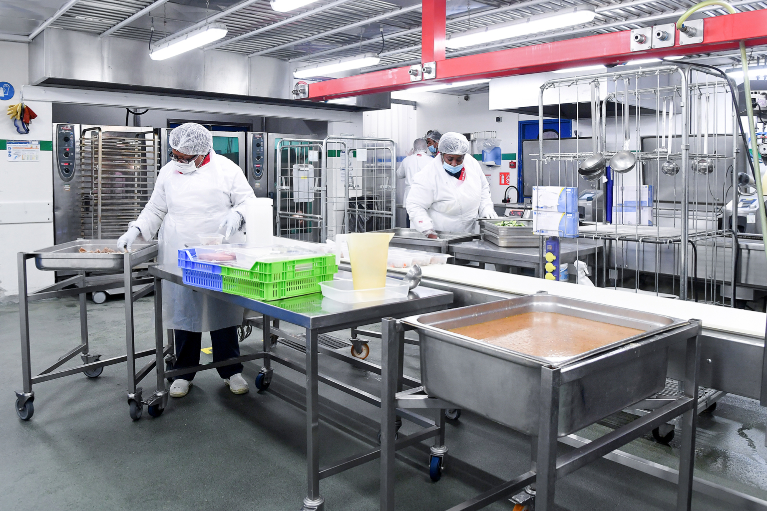 Le reportage photo détaille la technologie moderne utilisée en cuisine