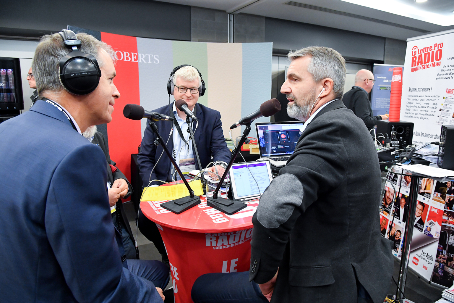 Reportage photo pendant les échanges d’intervenants lors d’une rencontre radiophonique
