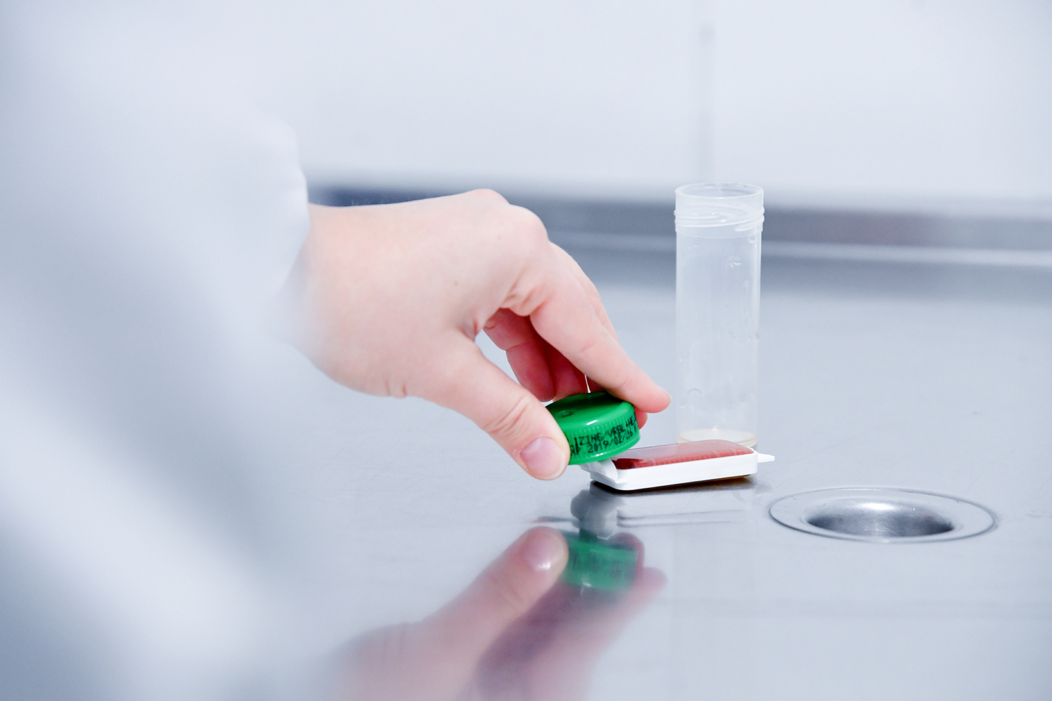La photo corporate évoque l'application des normes de sécurité alimentaire et sa vérification en laboratoire