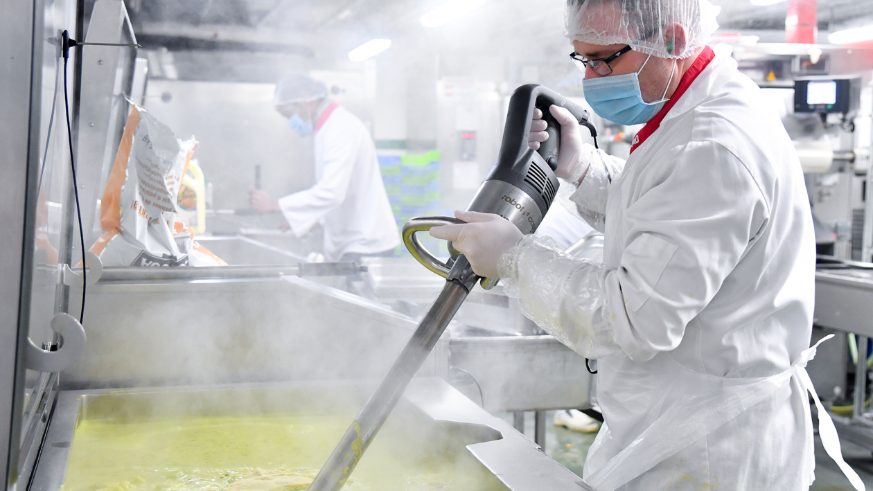 Un reportage visuel documente la synchronisation des équipes en cuisine