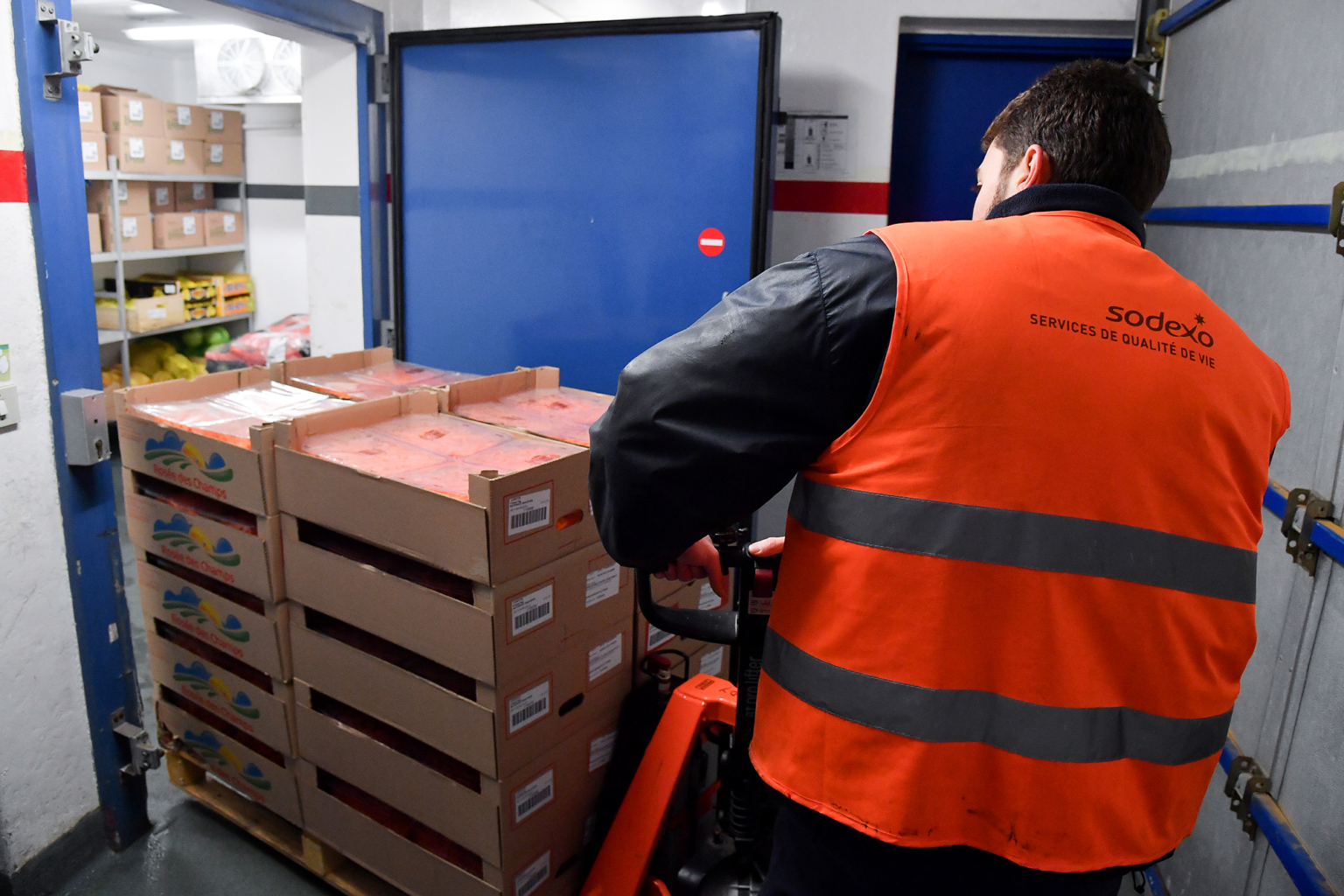 La photo du reportage dépeint l'efficacité logistique des services alimentaires