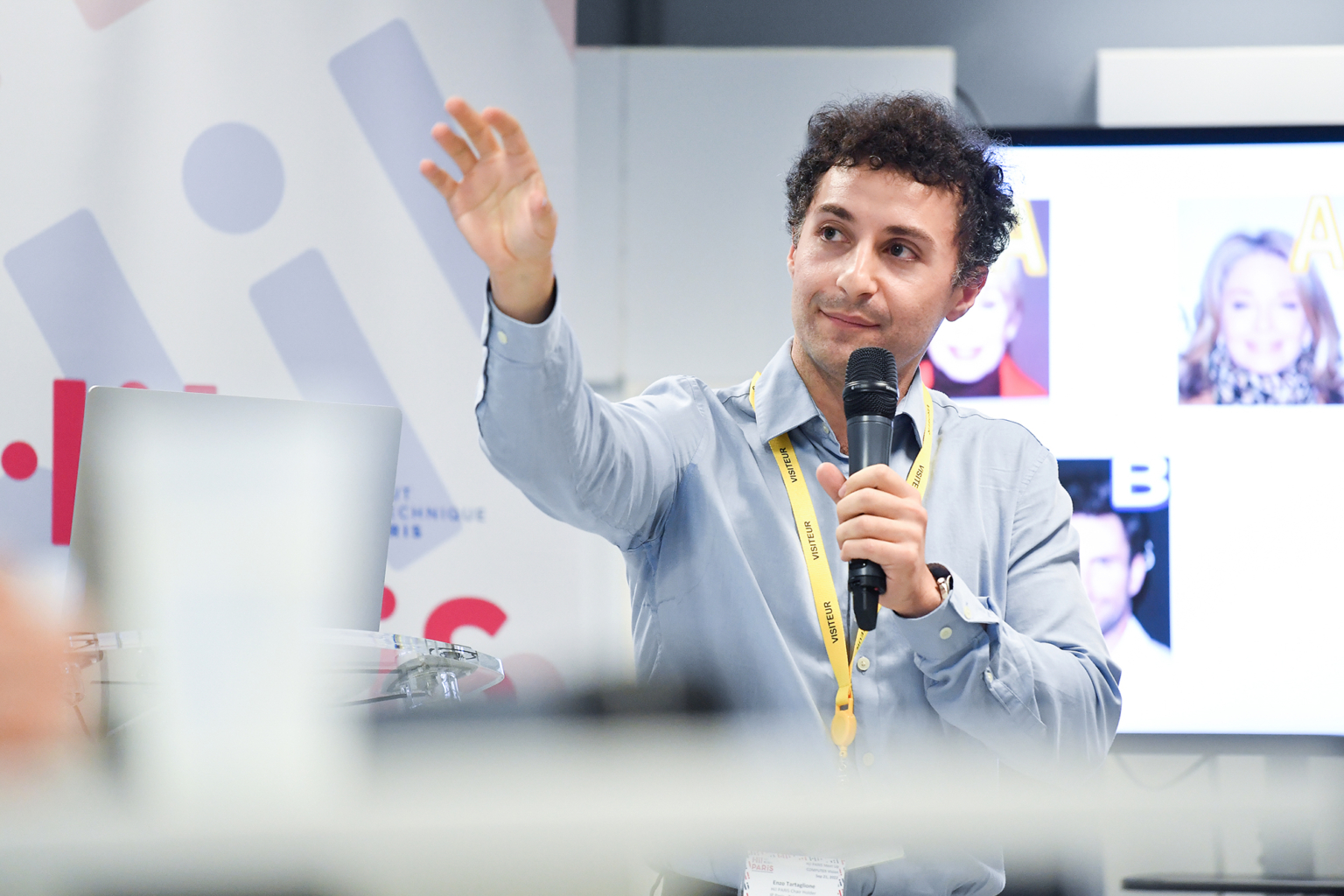 Des conférenciers passionnés échangent des idées inspirantes lors de tables rondes