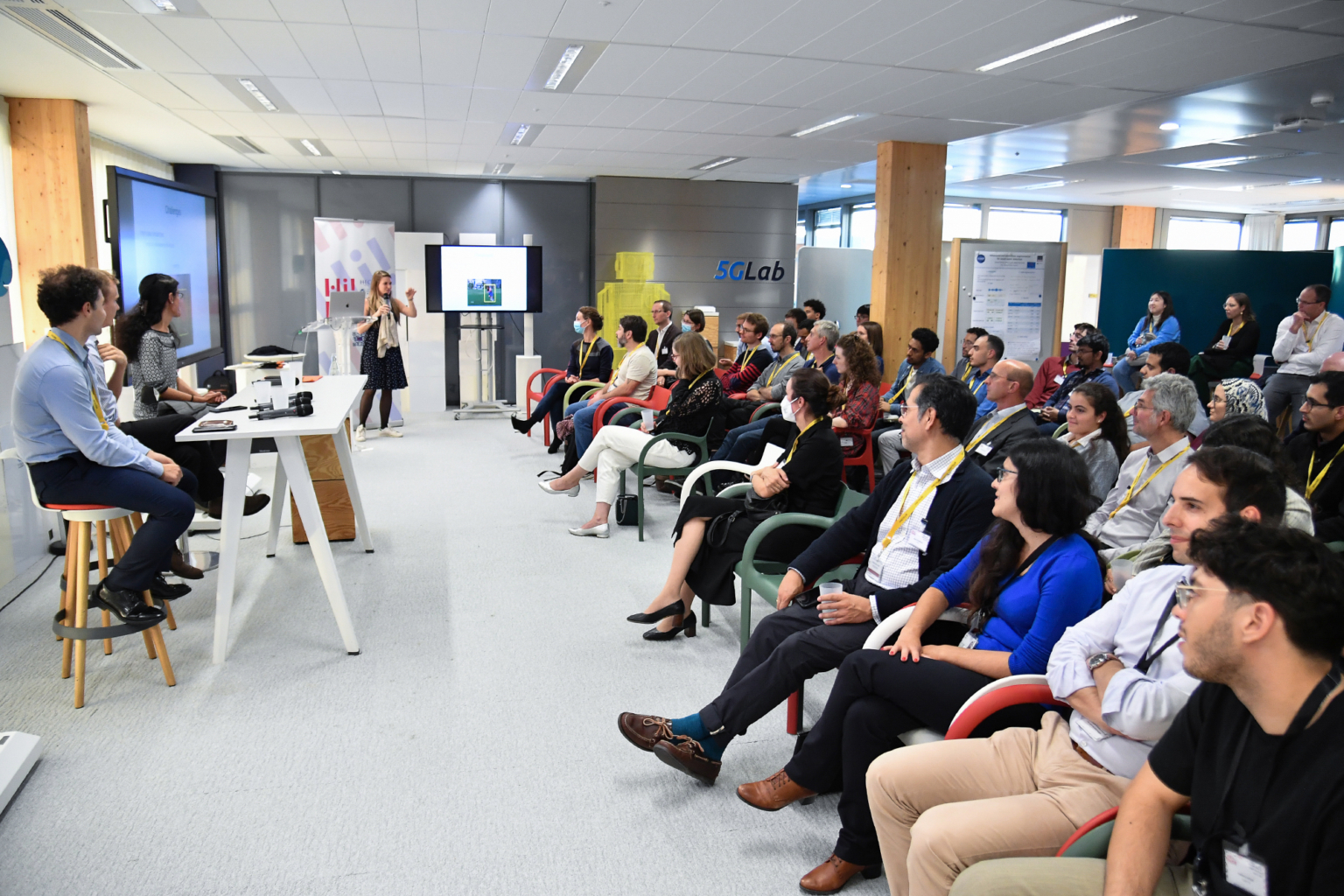 Le photographe explore la diversité des intervenants partageant leur expérience