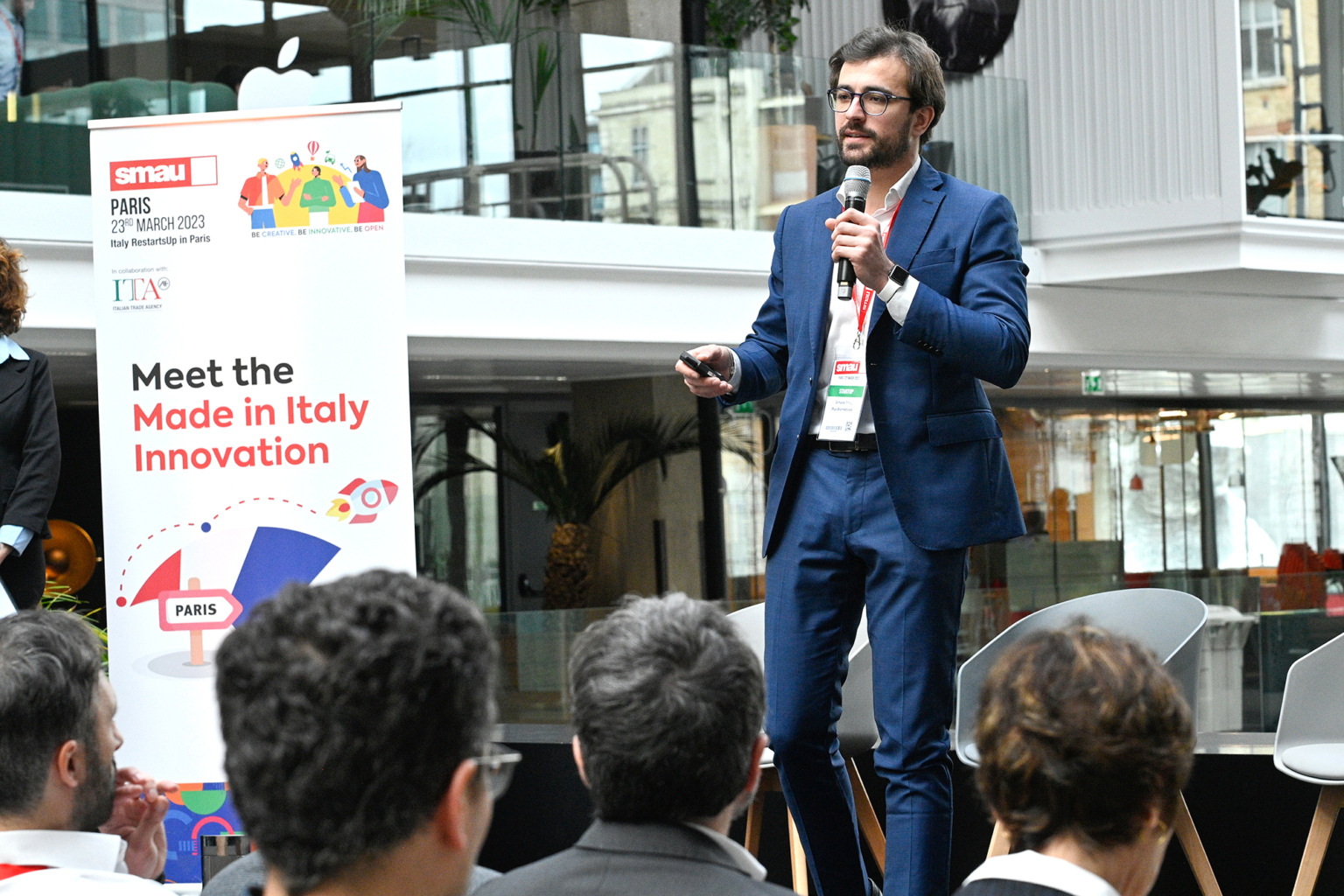Photo d'un conférencier pendant le déroulement du salon
