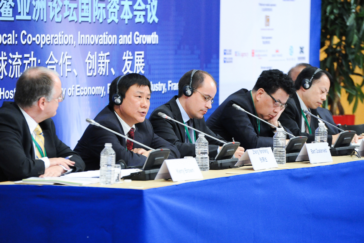 photo d'une table ronde internationale sur les échanges commerciaux