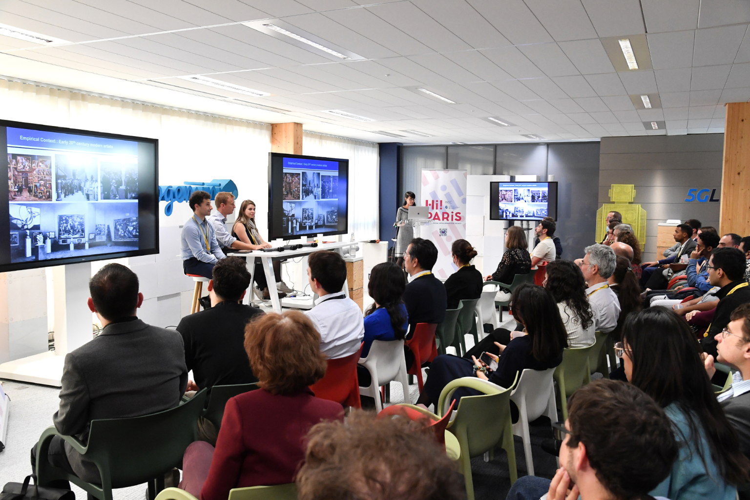 La photo du reportage révèle l'échange dynamique lors des débats
