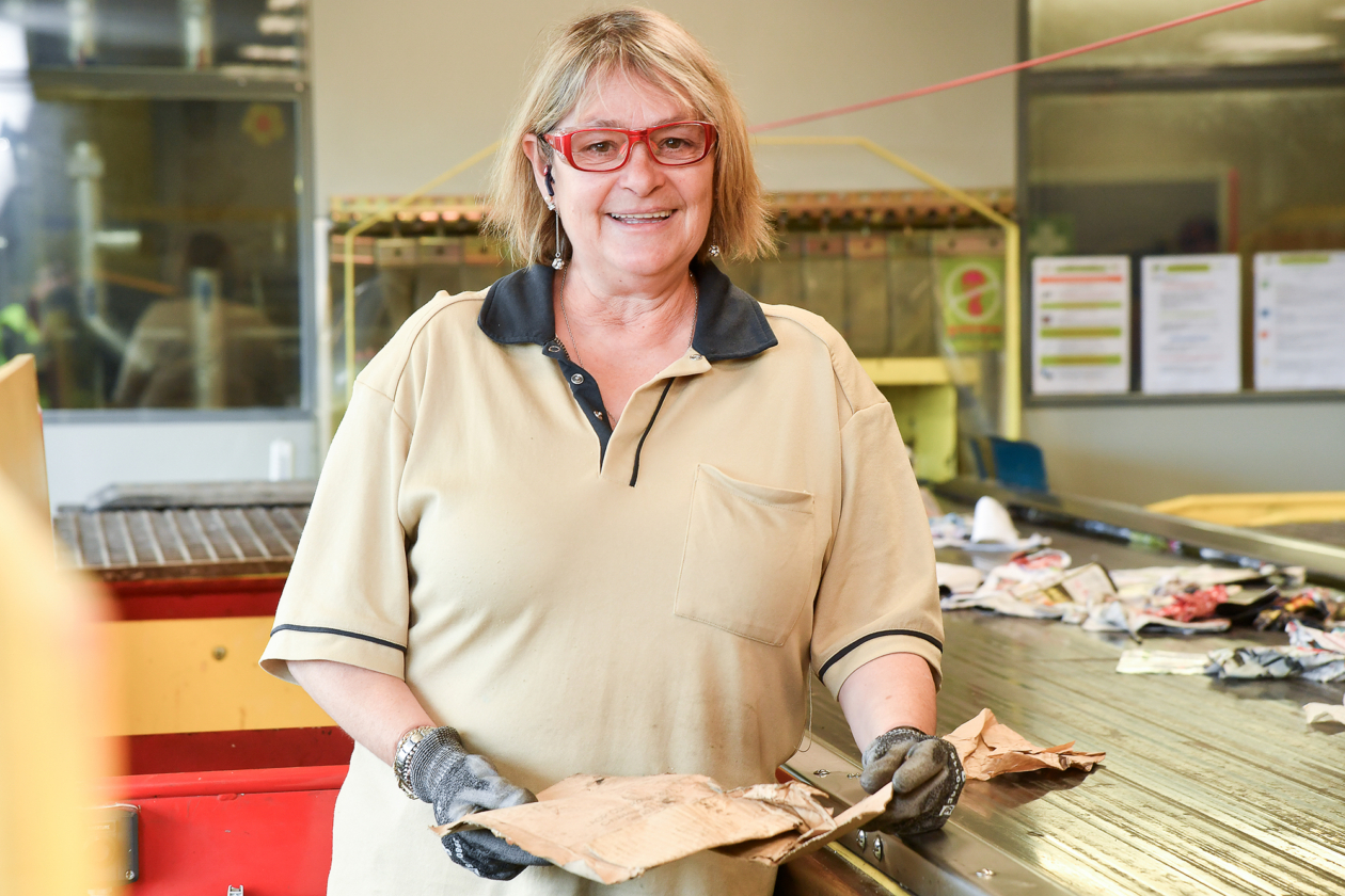 Portrait d'une employée d'un centre de tri