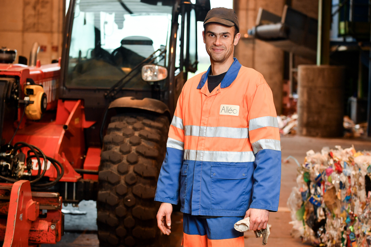 Portrait dans un centre de recyclage