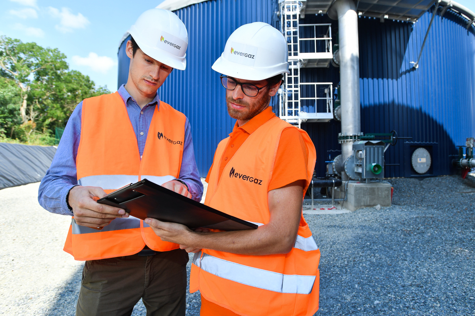 Photo des techniciens de maintenance sur le site industriel de production d'énergie