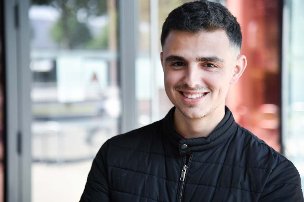 Portrait corporate d’un jeune homme en formation