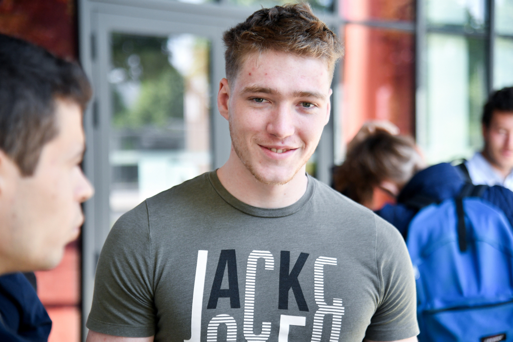 Portrait corporate d’un jeune étudiant dans un centre de formation