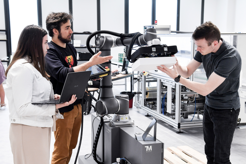 Reportage photo pendant la formation et l’intervention de trois étudiants sur un robot