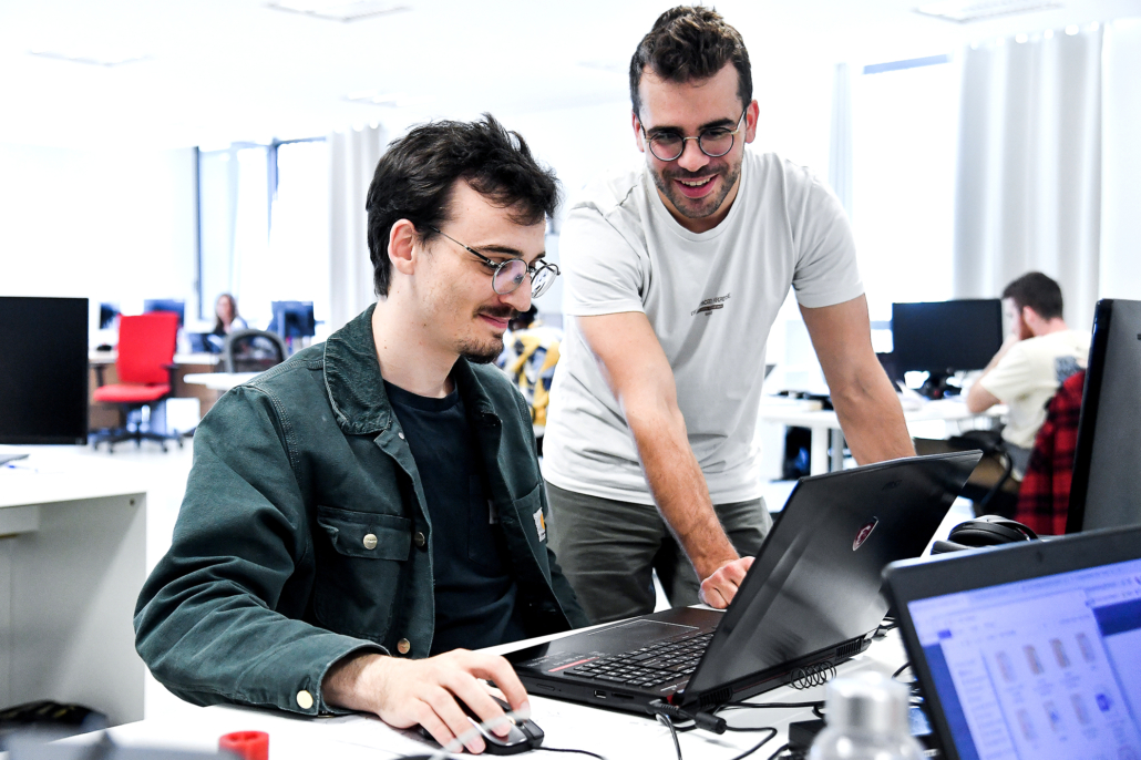 Photo corporate de deux étudiants pour une illustration dans une plaquette de communication